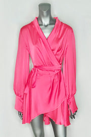 Vestido silk wrap fucsia de Margherita Mazzei sobre maniquí en vista frontal mostrando corte envolvente y acabado satinado