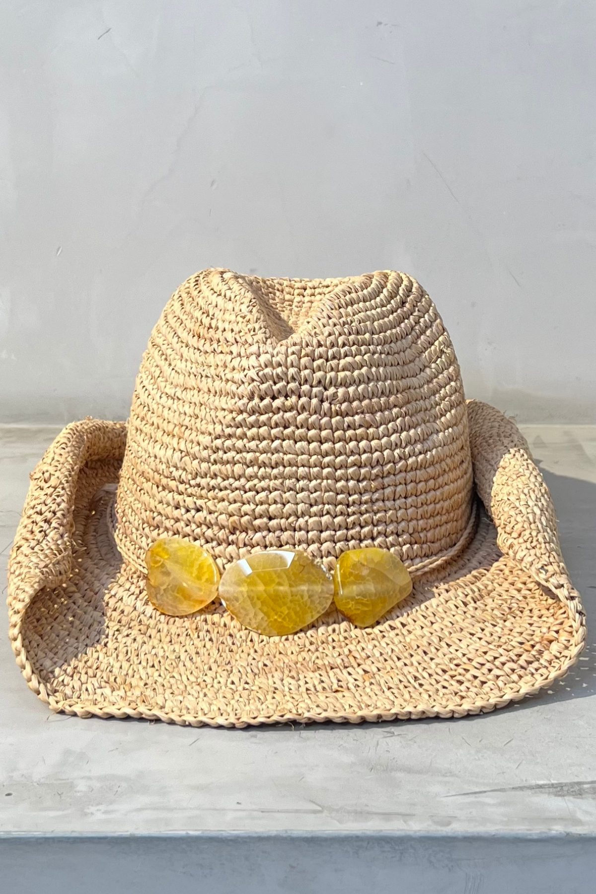 Sombrero cowboy Florabella Billie Yellow en rafia amarilla brillante, con cinta trenzada, ideal para un outfit alegre y lleno de energía