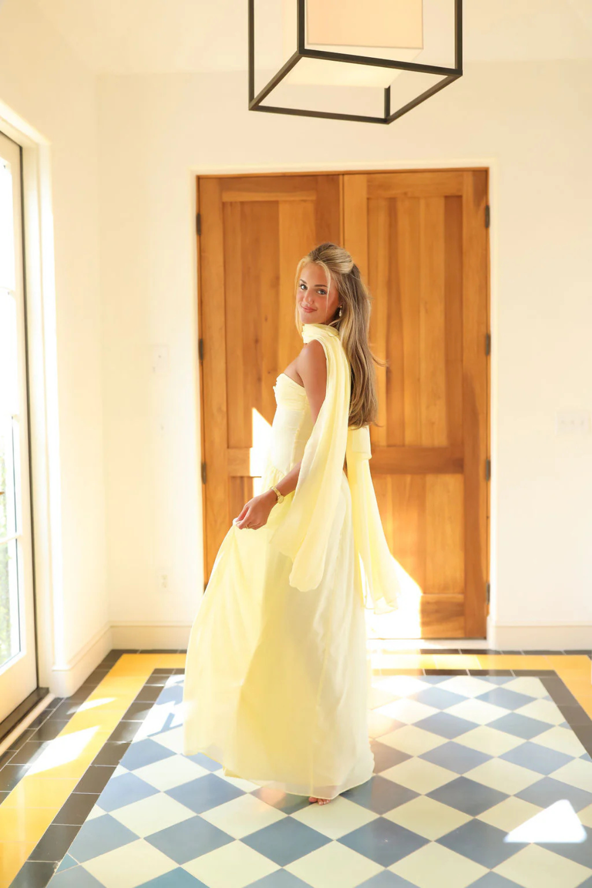 Vestido Andie en acción: tejido viscosa con ligero vuelo al caminar, perfecto para días urbanos con necesidad de comodidad elegante