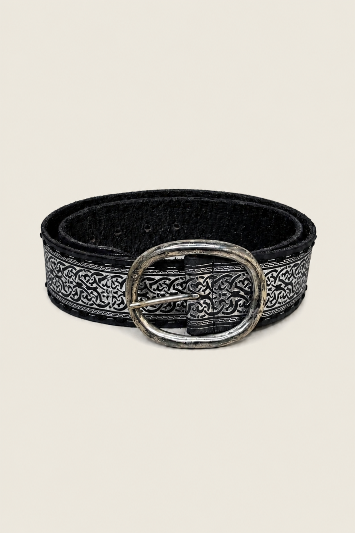 Cinturón gris de piel mujer elegante ideal para looks modernos y outfits