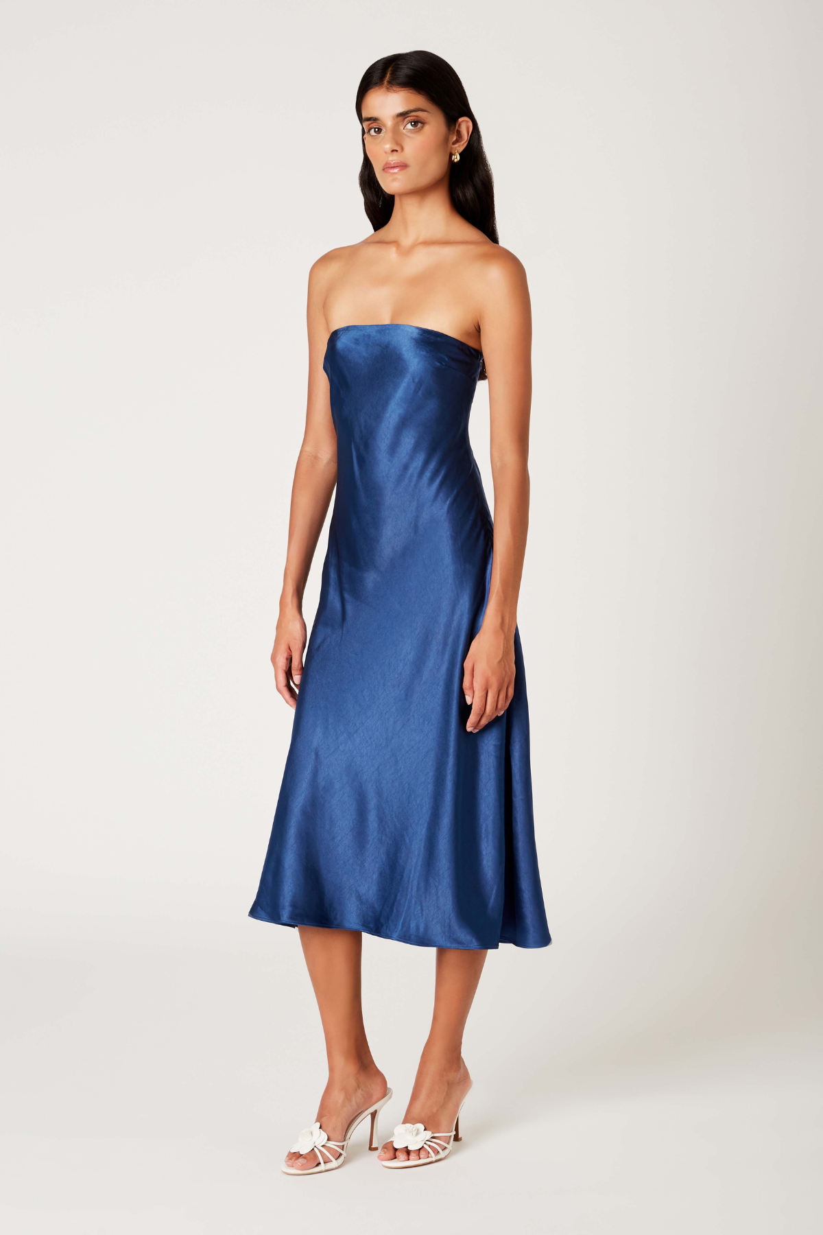 Detalle de la confección del vestido midi Carolyn mostrando costuras reforzadas y dobladillo perfectamente acabado