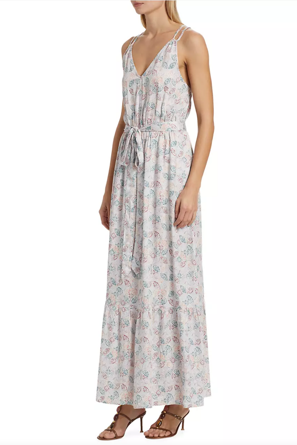 Vista lateral de vestido largo Gisella con tirantes dobles cruzados, caída fluida y bolsillos en costura para look funcional