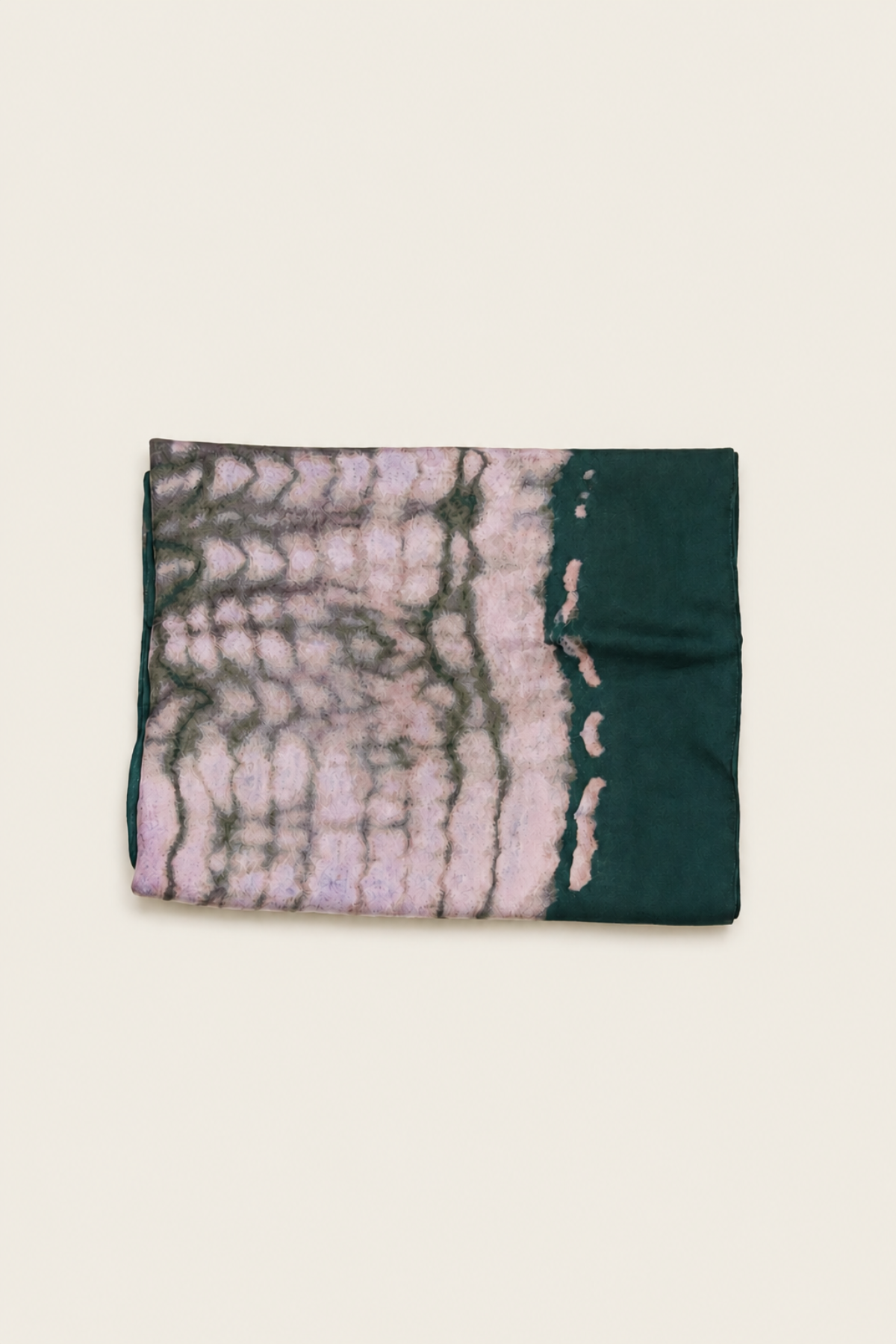 Detalle del pareo Gypsy Green mostrando su textura suave y aerodinámica en tono verde tie dye perfecto para playa y urbano