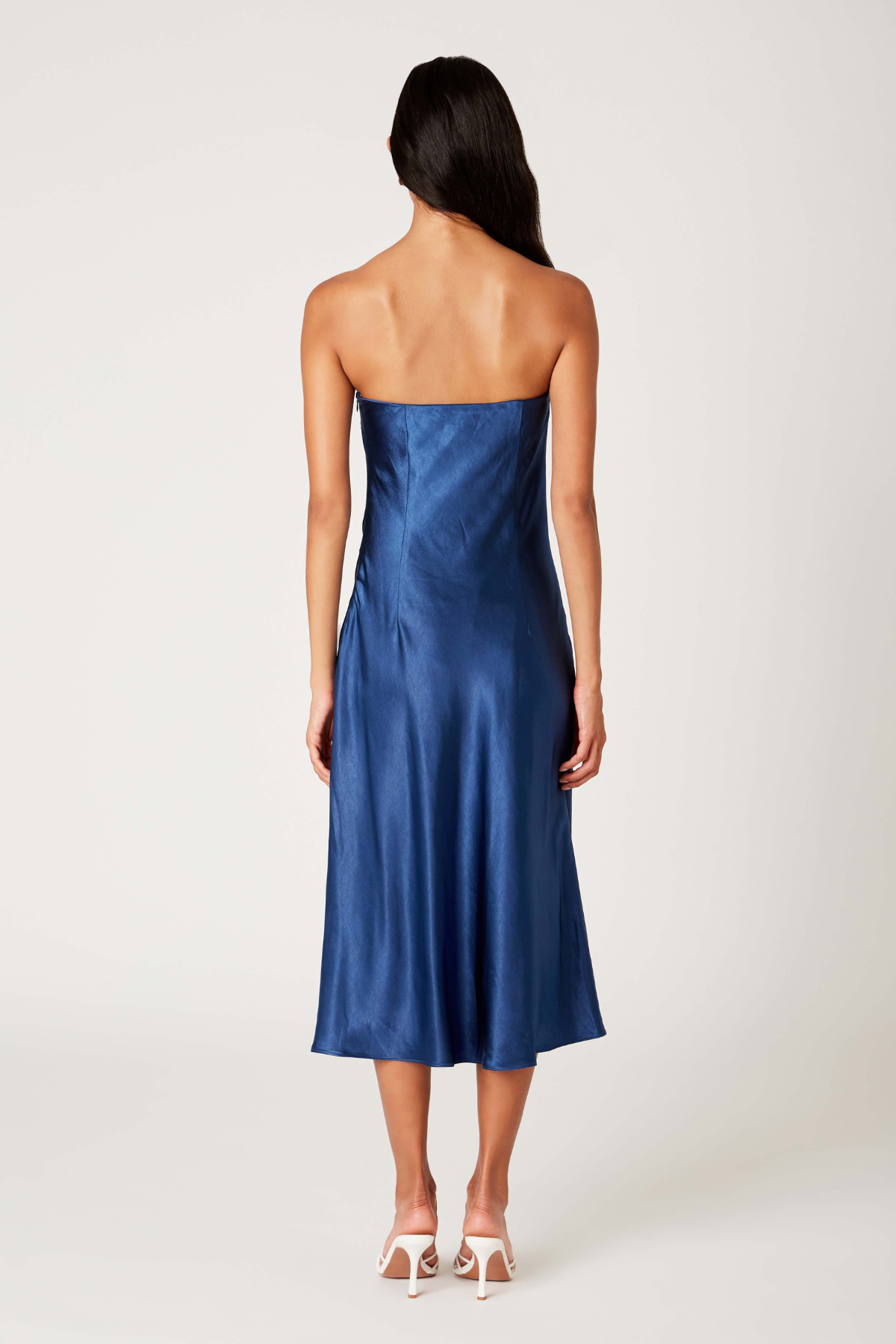 Vista trasera del vestido Carolyn con espalda entera y caída recta, ideal para combinar con sandalias o zapatos de tacón