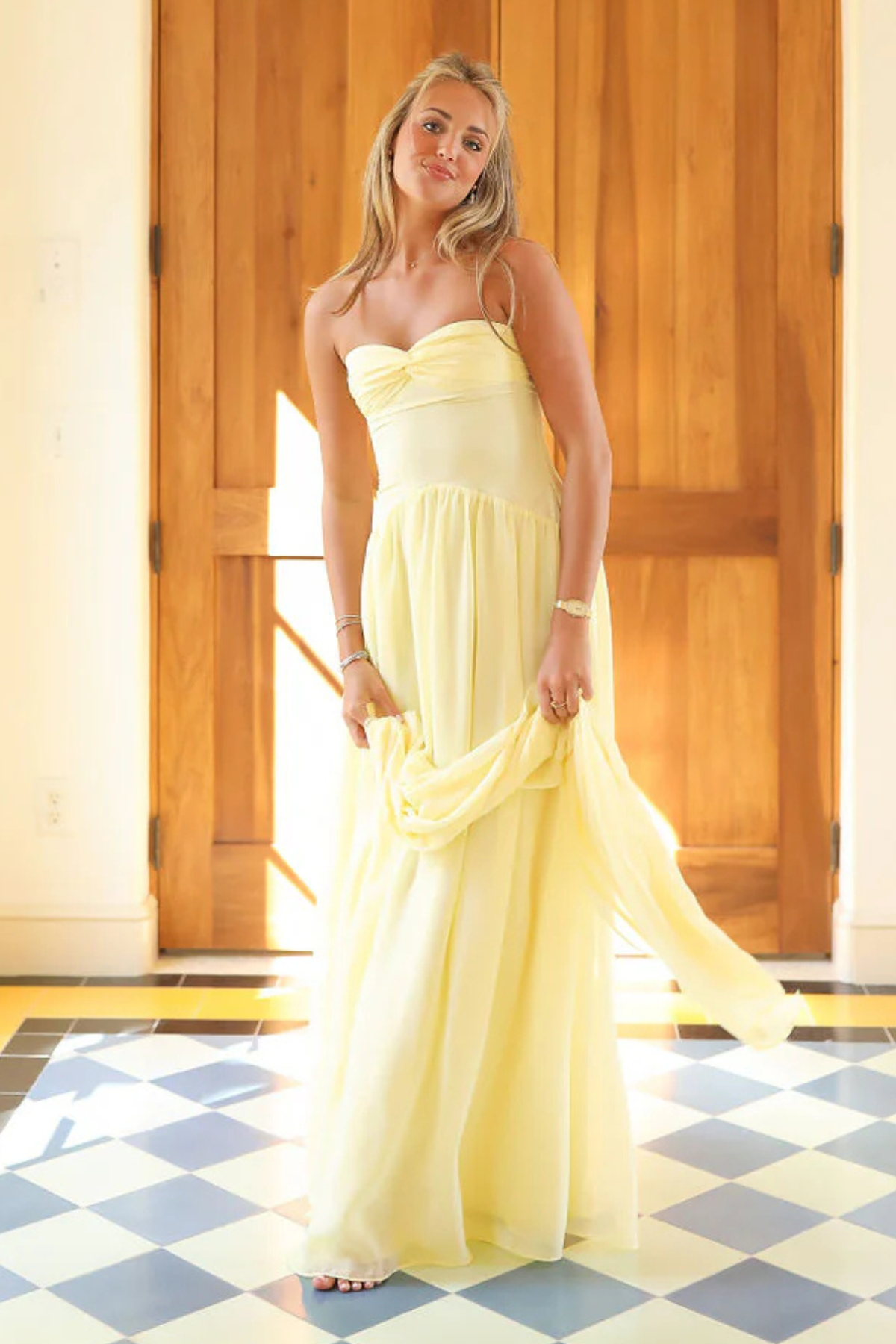Vestido butter Andie con pañuelo de seda estampado al cuello, demostrando cómo accesorizar el look para oficina o eventos
