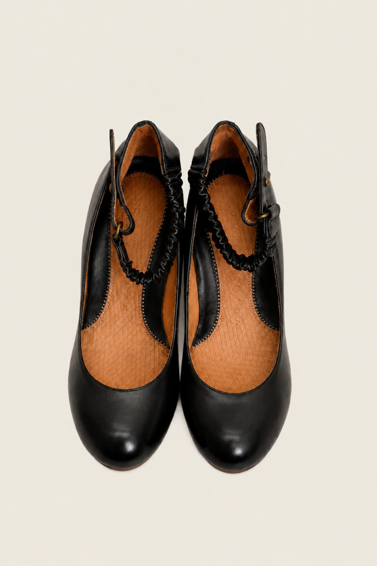 Zapatos de tacón medio Obelie de Chie Mihara en piel negra con correa al tobillo, estilo elegante y cómodo