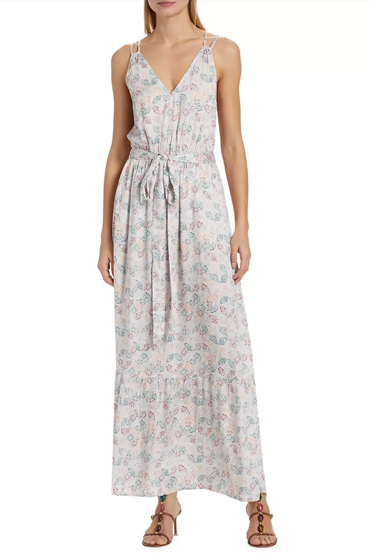 Modelo posando con el vestido largo Gisella sobre fondo blanco, destacando silueta fluida, bolsillos laterales y escote en V