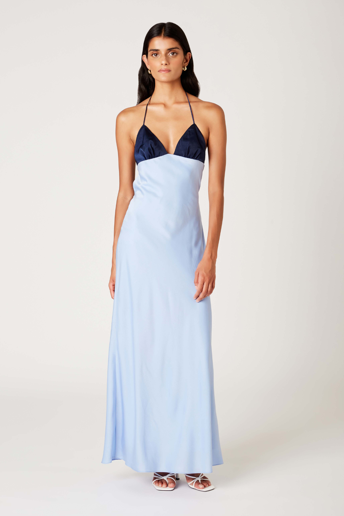 Vista frontal del vestido Wolfe: escote halter pronunciado con tirantes ajustables y corte al bies que realza la silueta