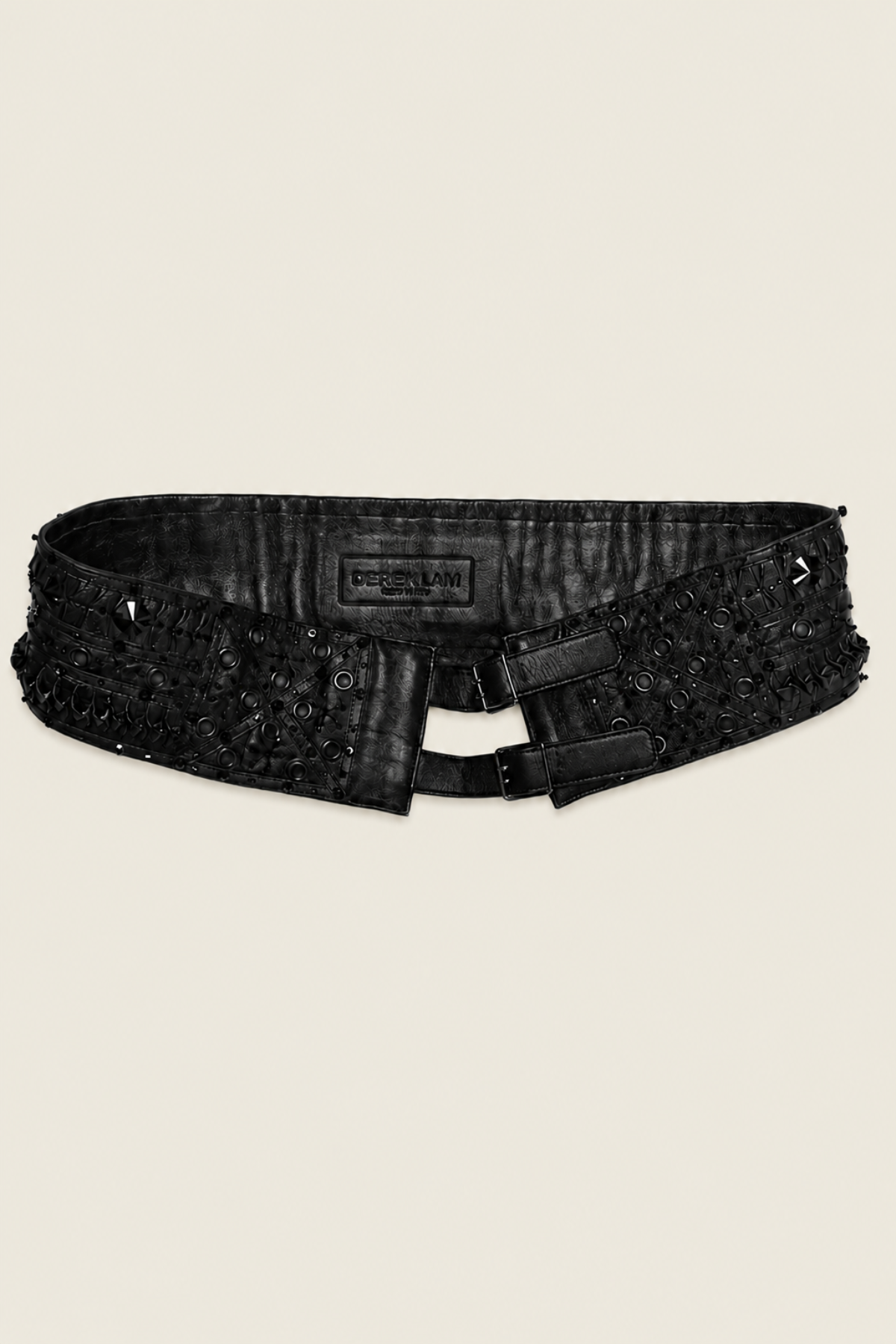 Detalle del cierre metálico del cinturón Derek Lam bordado resaltando su acabado premium y diseño moderno para combinar con prendas