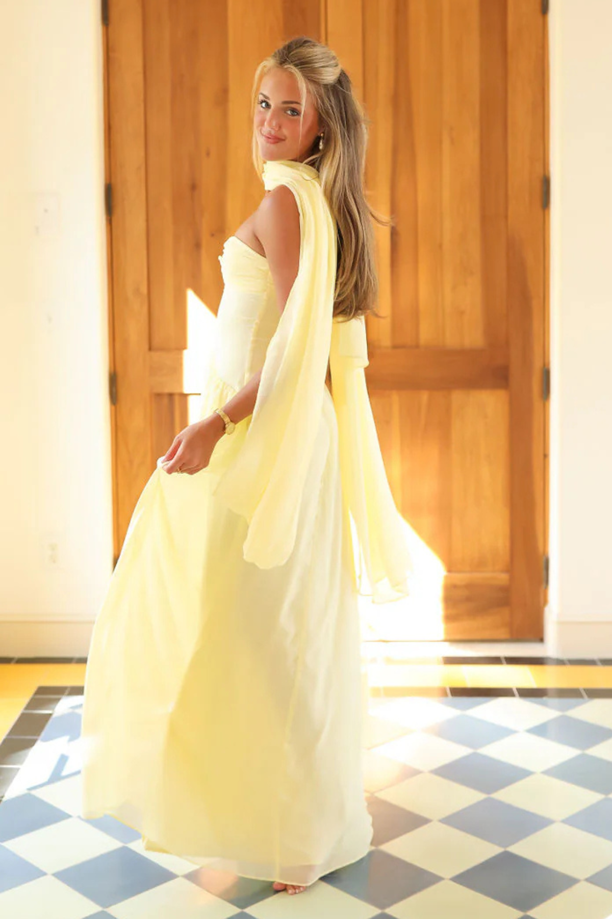 Vestido Andie en acción: tejido viscosa con ligero vuelo al caminar, perfecto para días urbanos con necesidad de comodidad elegante