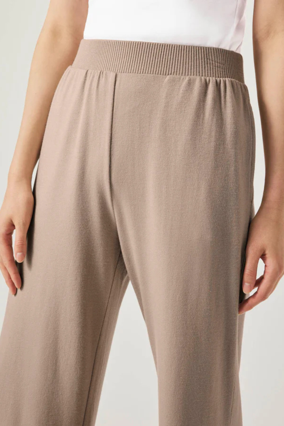 Primer plano del tejido y detalle de costuras del pantalón Splendid Brook color fawn, destacando calidad y textura