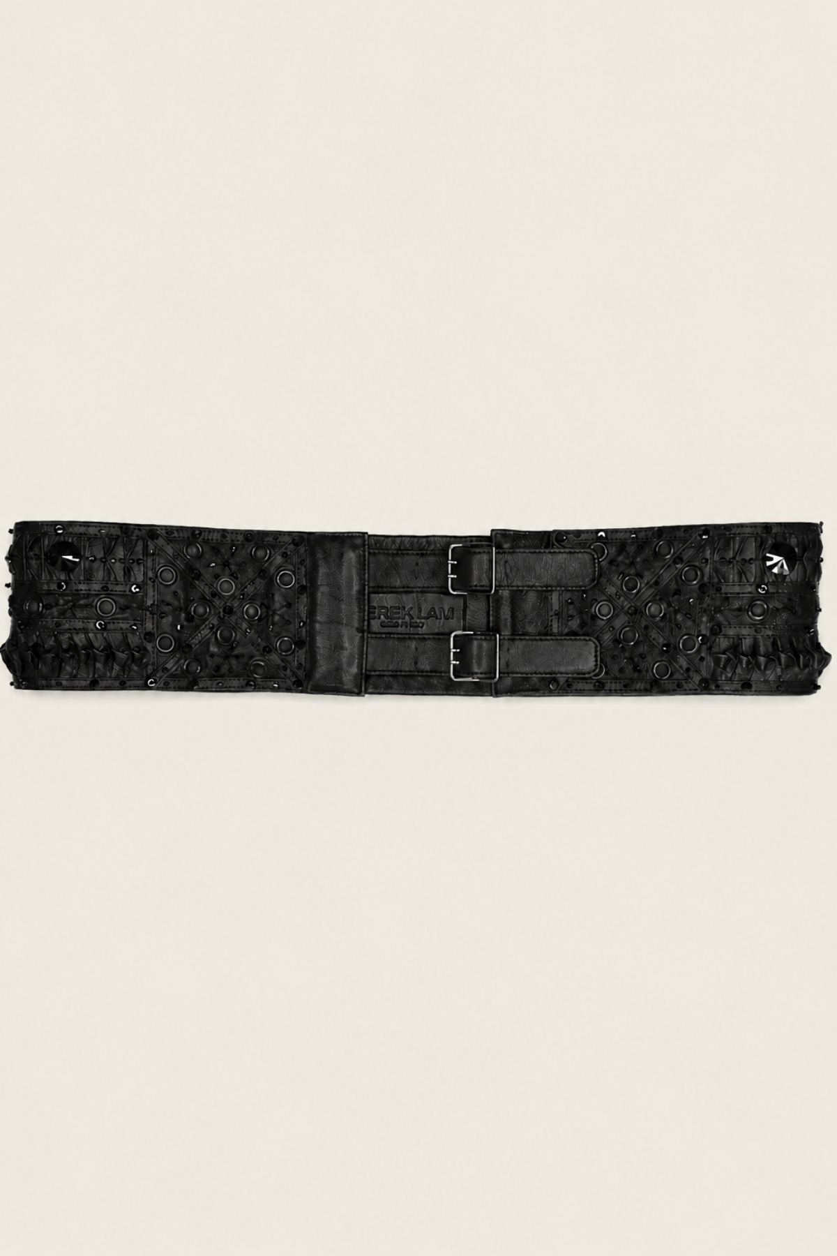 Cinturón Derek Lam bordado sobre fondo blanco mostrando diseño detallado y acabado artesanal ideal para looks elegantes y sofisticados