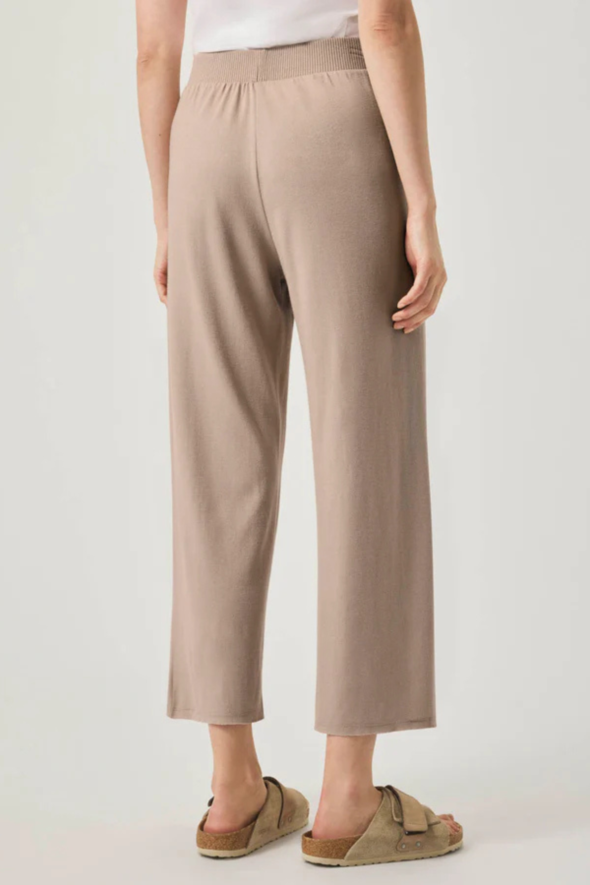 Modelo de espaldas con pantalón Splendid Brook color fawn, mostrando el ajuste ceñido y la comodidad del diseño