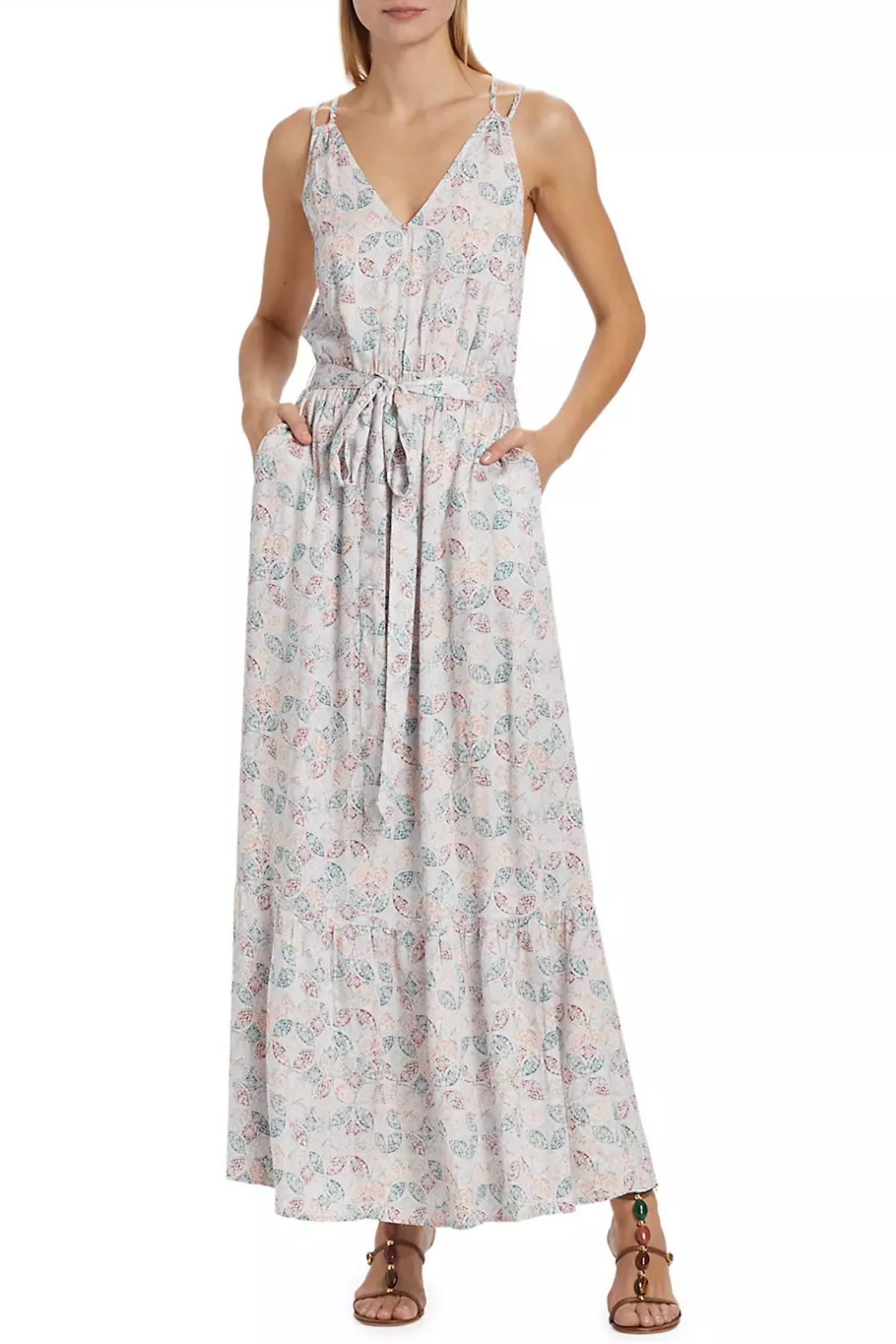 Modelo frontal con maxi vestido Gisella Persimon Tile de Splendid, cuello pico y cinturón autoadherente para figura definida