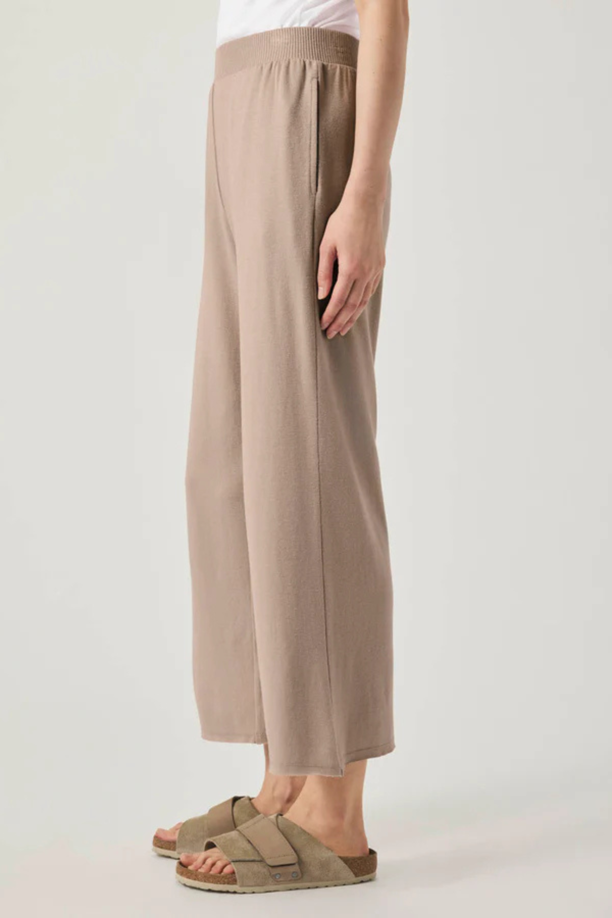 Vista lateral de la modelo con pantalón Splendid Brook fawn, resaltando su ajuste perfecto y estilo versátil