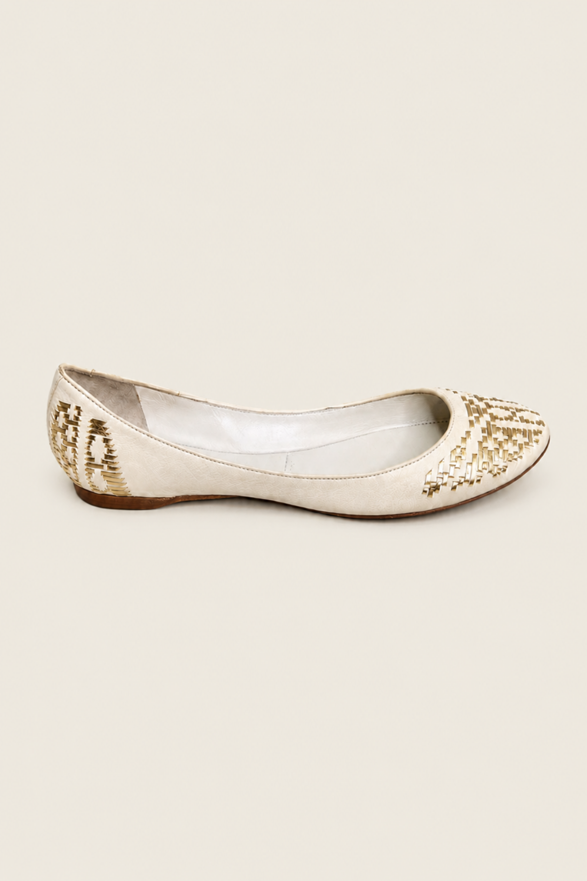 Vista lateral de la bailarina blanca con detalles dorados, diseño italiano de Sigerson Morrison
