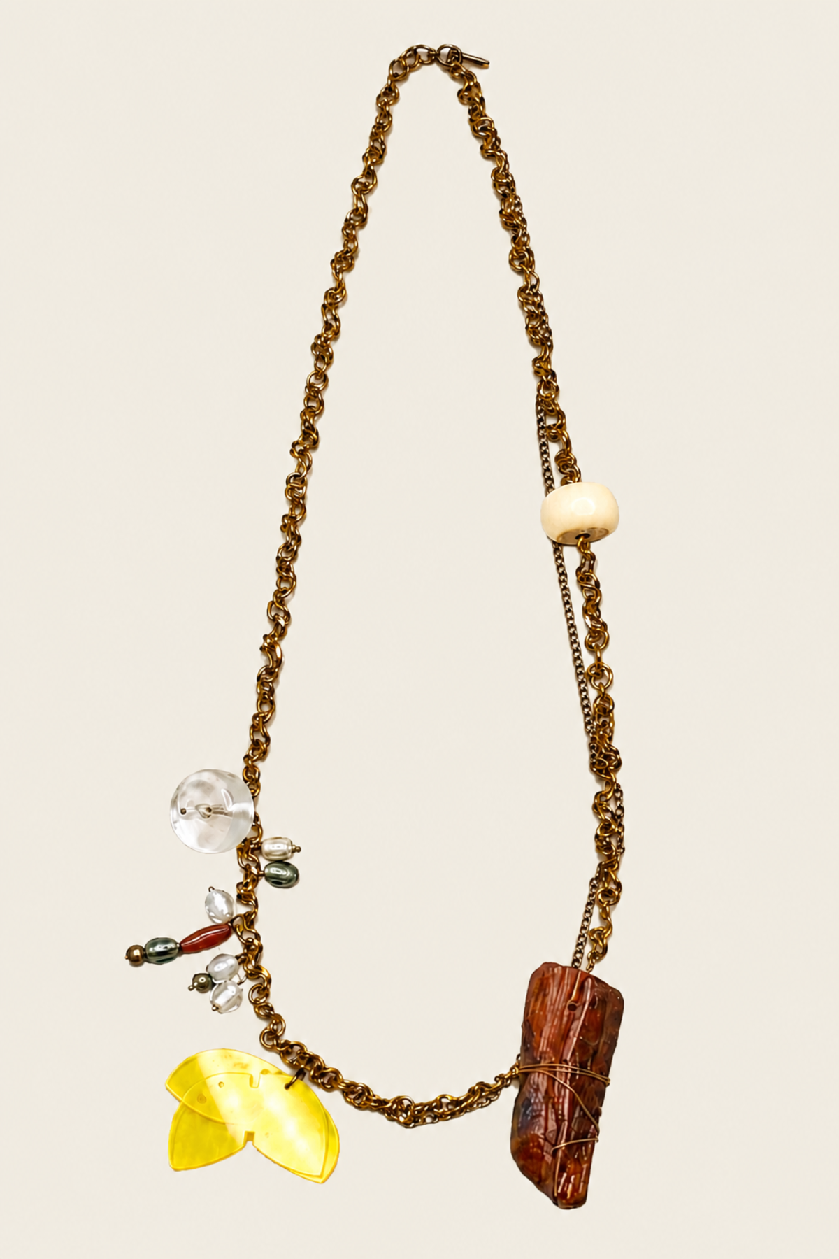 Collar Twinkle By Wenlan en madera natural marrón con cuentas talladas a mano y cierre ajustable, ideal para looks boho y étnicos