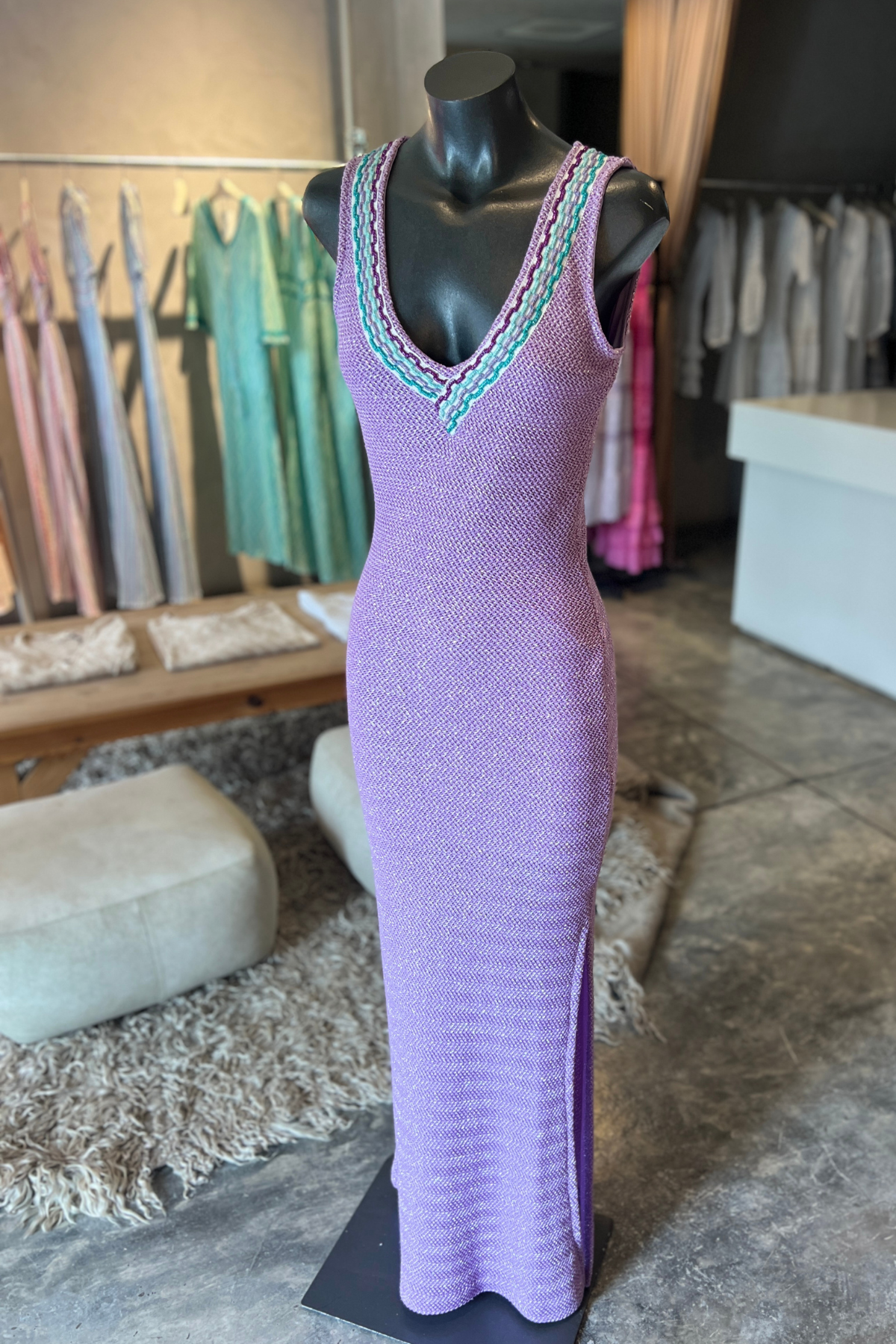 Detalle del vestido largo Pho Firenze Lilla mostrando textura suave y acabado impecable en tono lila para ocasiones bodas