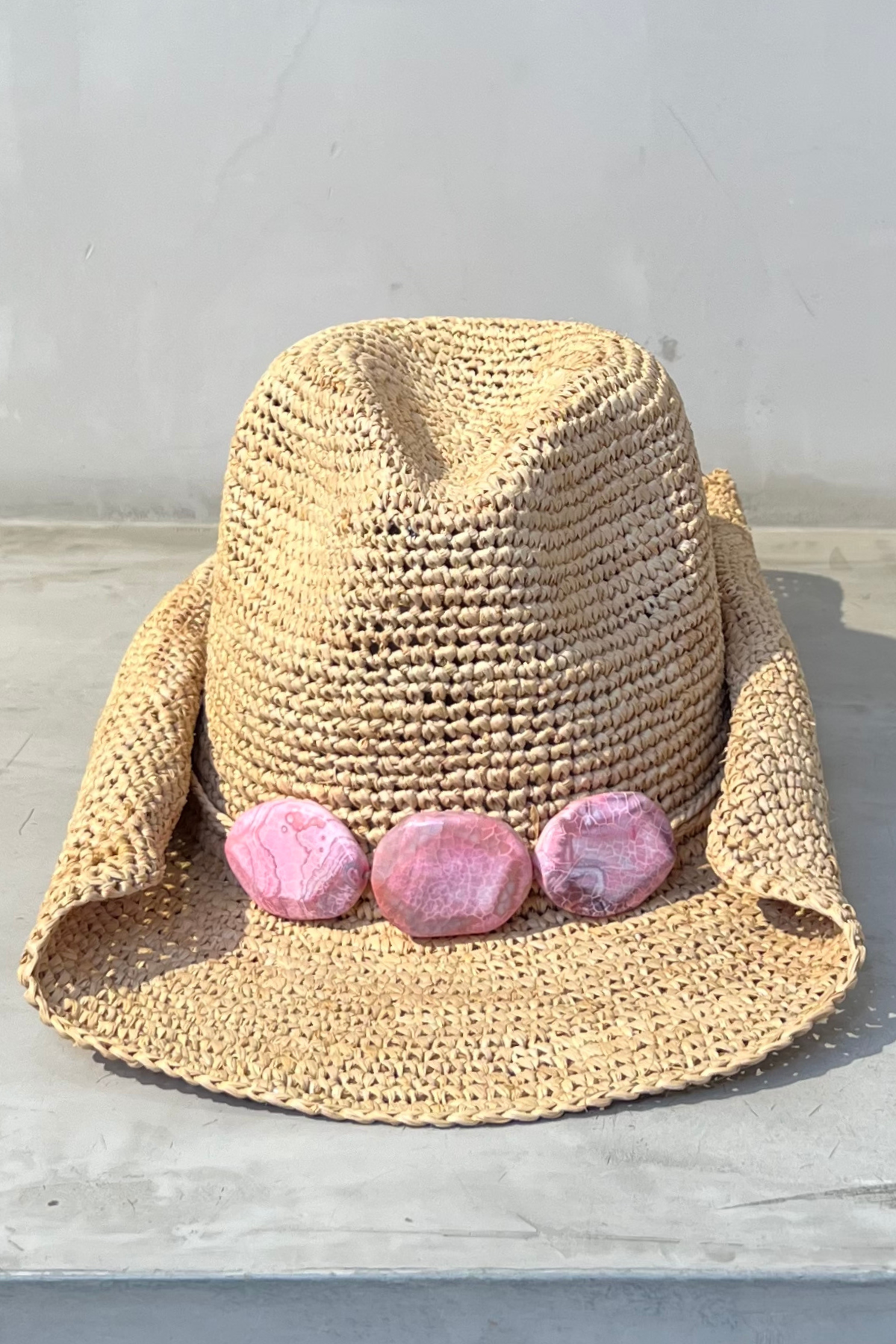 Sombrero cowboy Florabella Billie Pink en rafia rosa pastel, con cinta decorativa trenzada, diseñado para un estilo femenino y veraniego