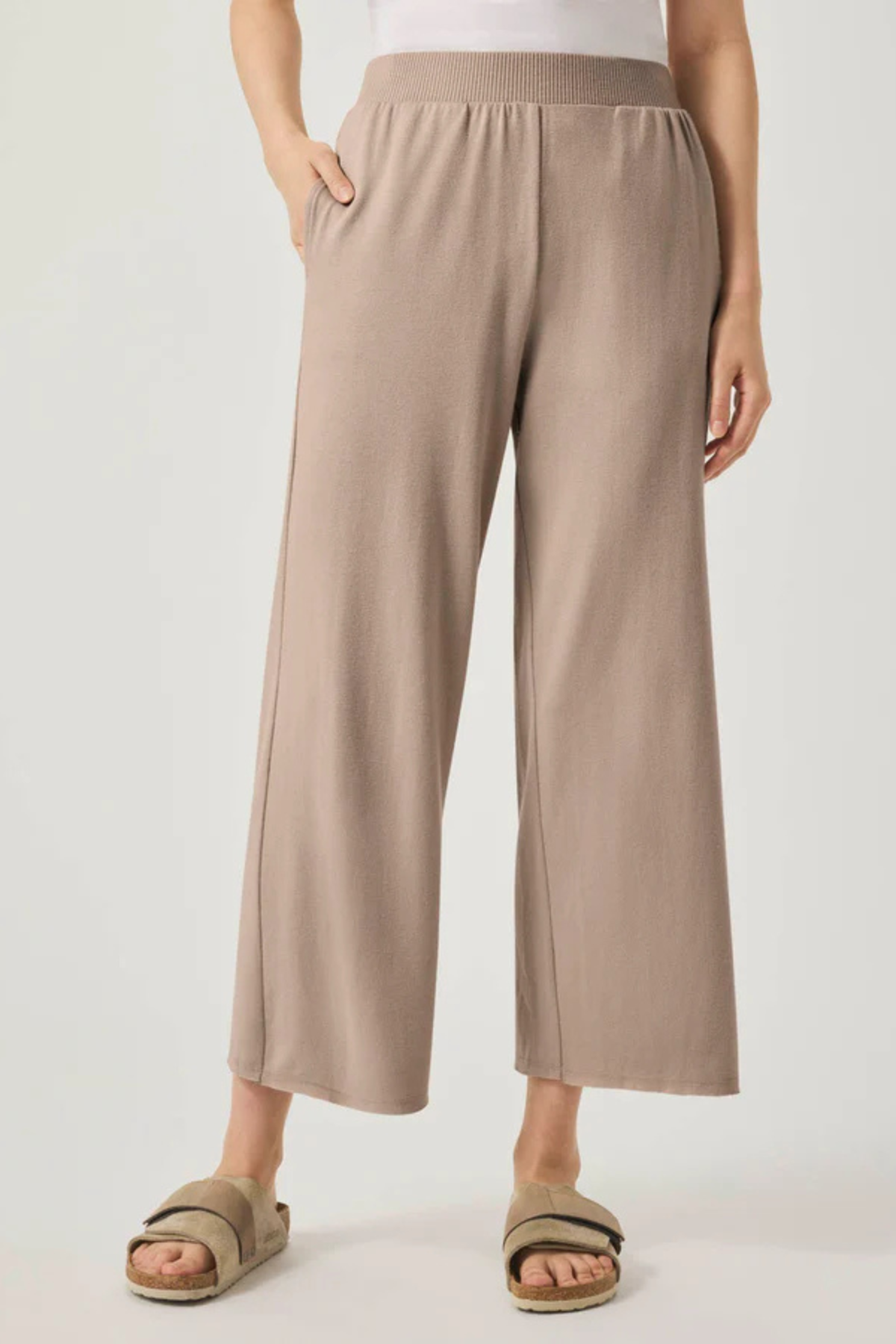 Modelo de frente luciendo pantalón Splendid Brook tono fawn, con corte favorecedor y estilo elegante para cualquier ocasión