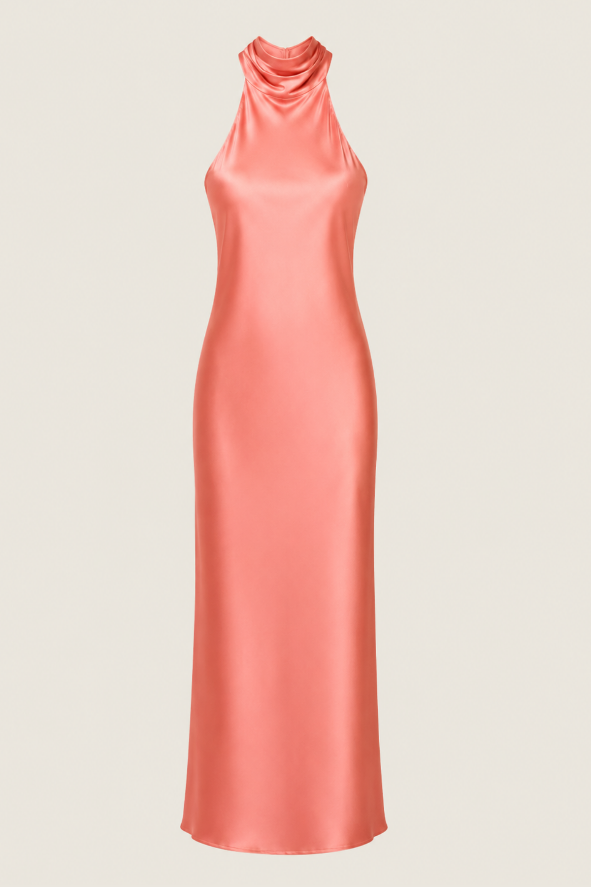 Vestido largo coral halter con tela vaporosa y silueta estilizada para bodas de verano y eventos al aire libre