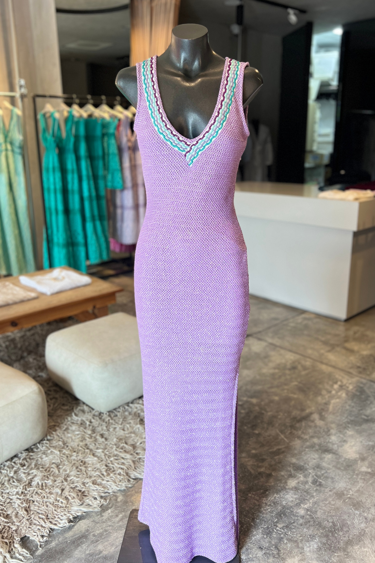 Vestido largo Pho Firenze Lilla en maniquí sobre fondo blanco con diseño elegante y caída fluida ideal para eventos especiales