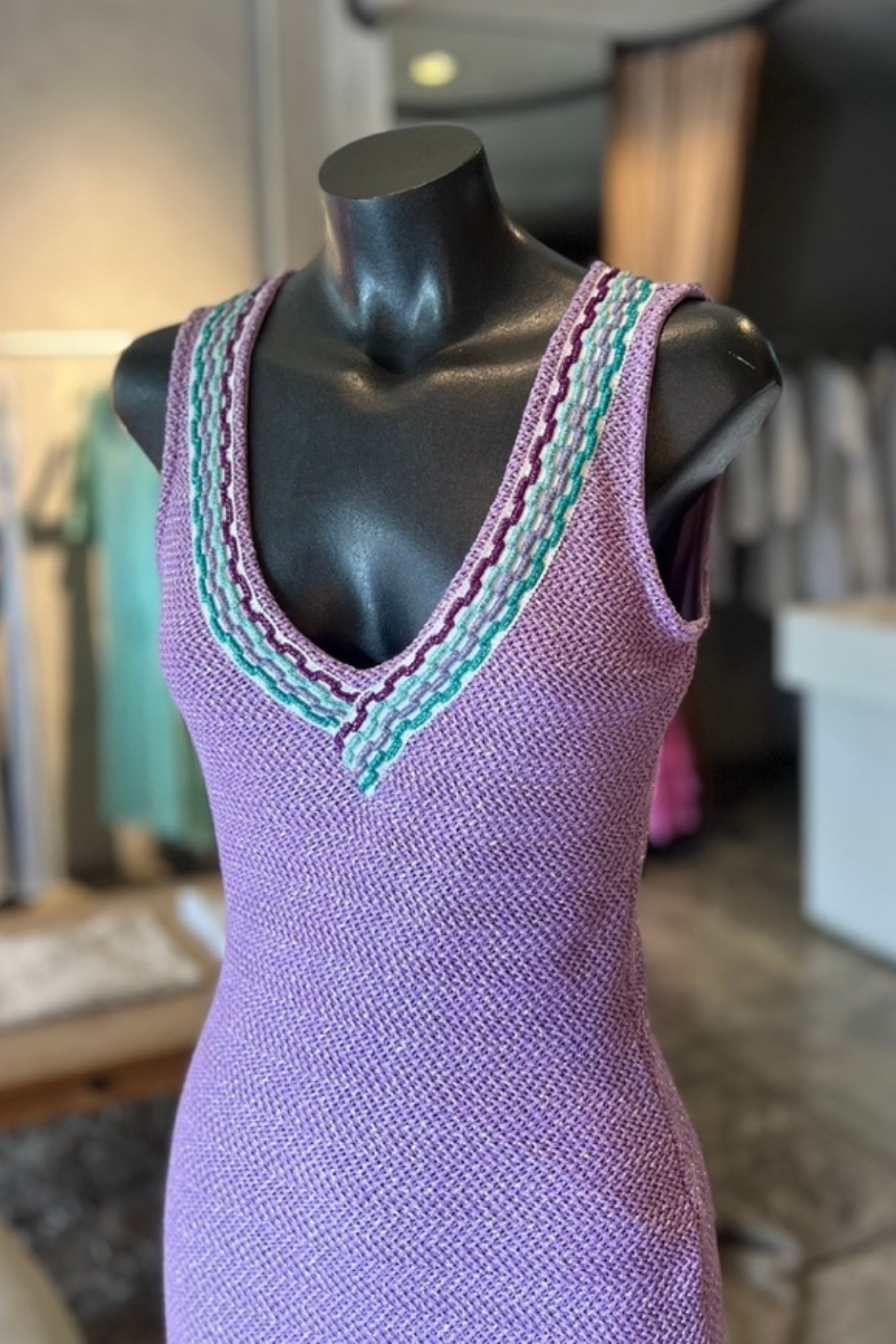 Primer plano del busto del vestido largo Pho Firenze Lilla en maniquí mostrando detalles del escote y acabado fino en tono lila