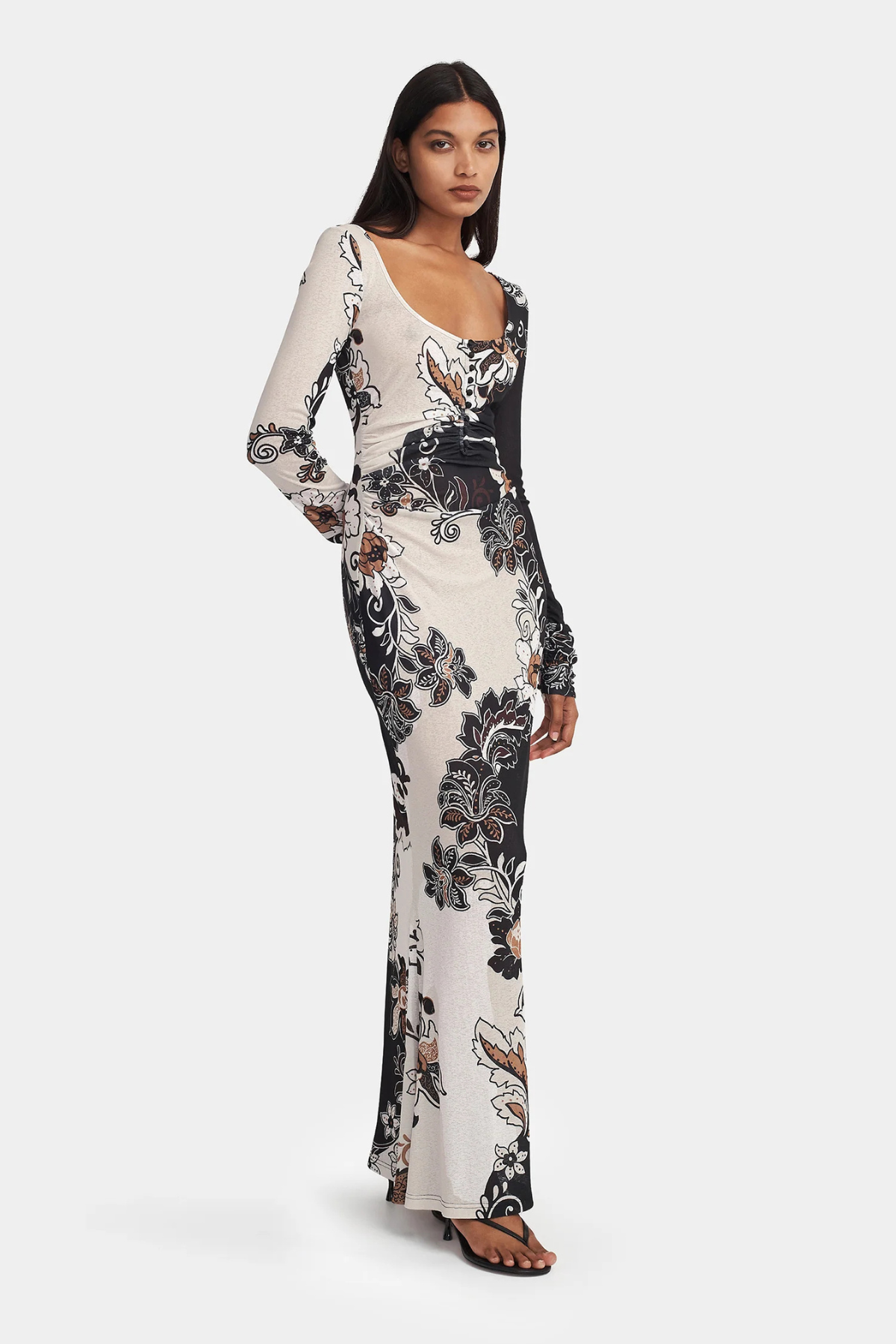 Vista lateral del vestido Amabelle mostrando su caída y movimiento. Perfecto para una fiesta de verano.