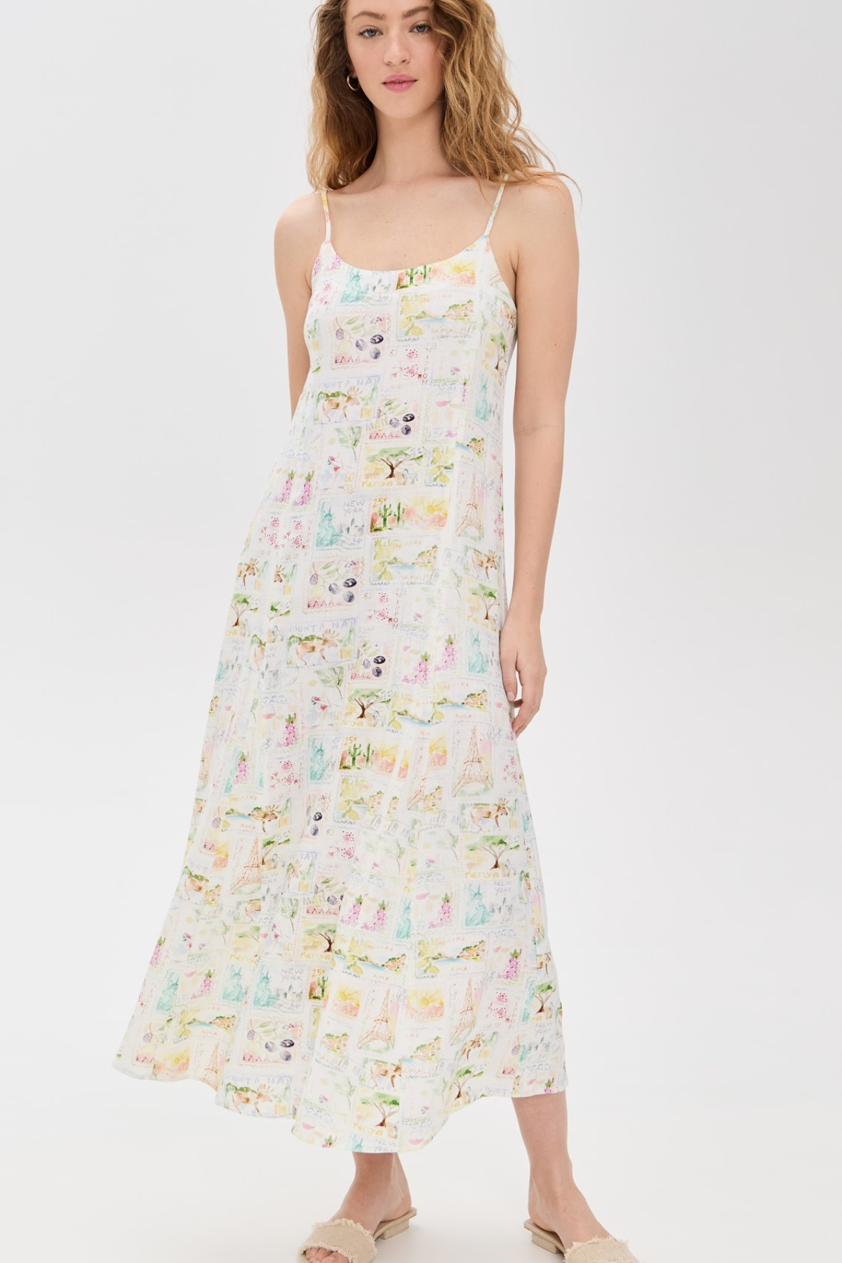 Vestido largo Coastal Postcard en tejido ligero con estampado acuarela azul, escote halter y drapeado asimétrico para looks playeros elegantes