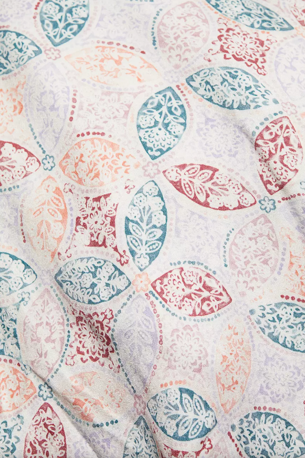 Primer plano de la tela del vestido Gisella, detalle del estampado floral y textura ligera 100 % rayon para eventos