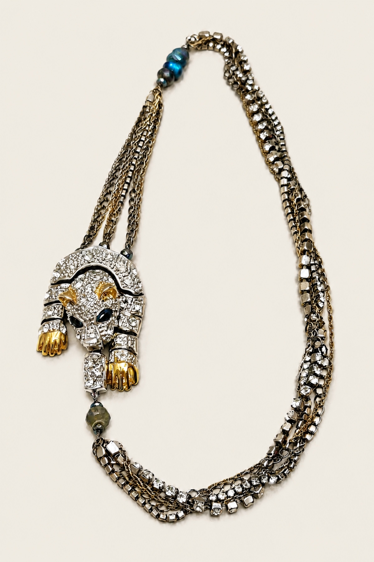 Collar de cadena plateada con colgante de leopardo y tigre incrustado con cristales brillantes para un estilo atrevido y elegante