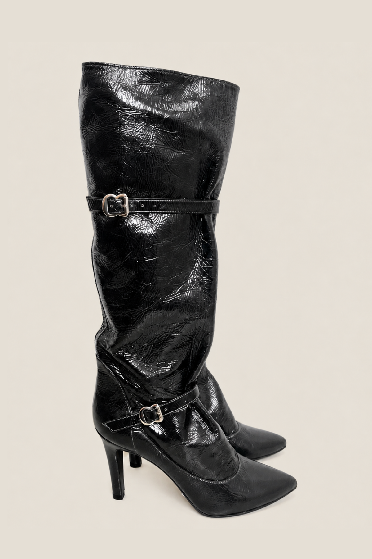 Vista lateral de las botas Sigerson Morrison de charol negro con suela robusta y acabado brillante para looks urbanos y chic
