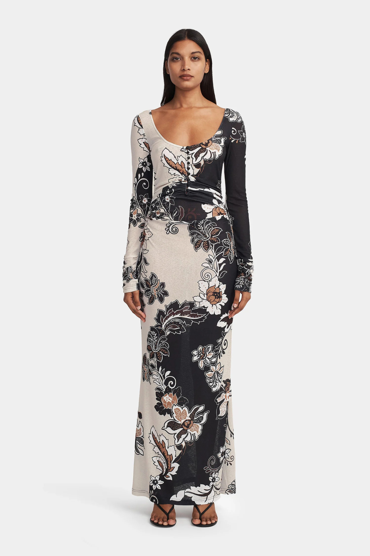 Vestido largo Hansen & Gretel Amabelle en tono crema con escote en V pronunciado y tirantes finos ideal para bodas de día