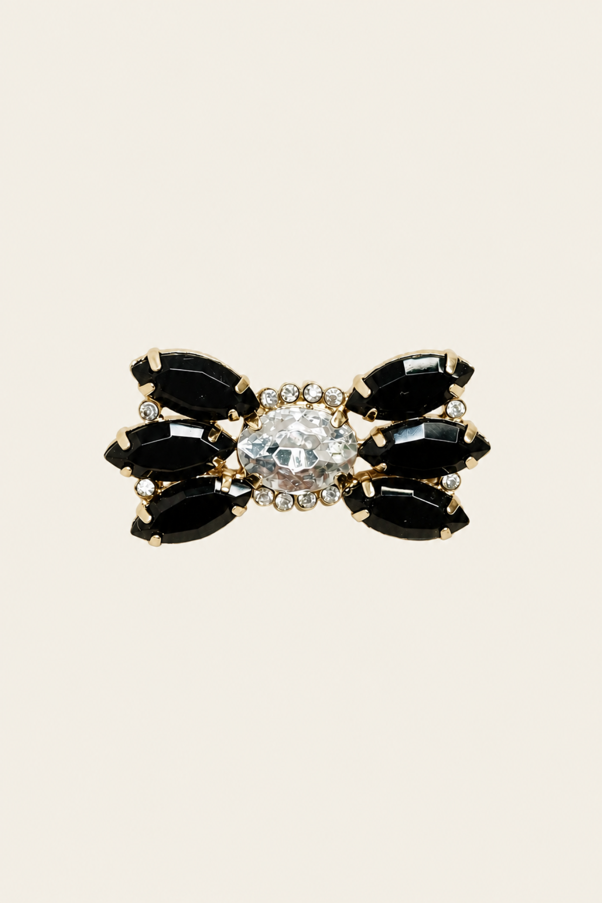 Broche Flower con diseño floral elegante y detalles brillantes que aportan un toque sofisticado y femenino a tu look