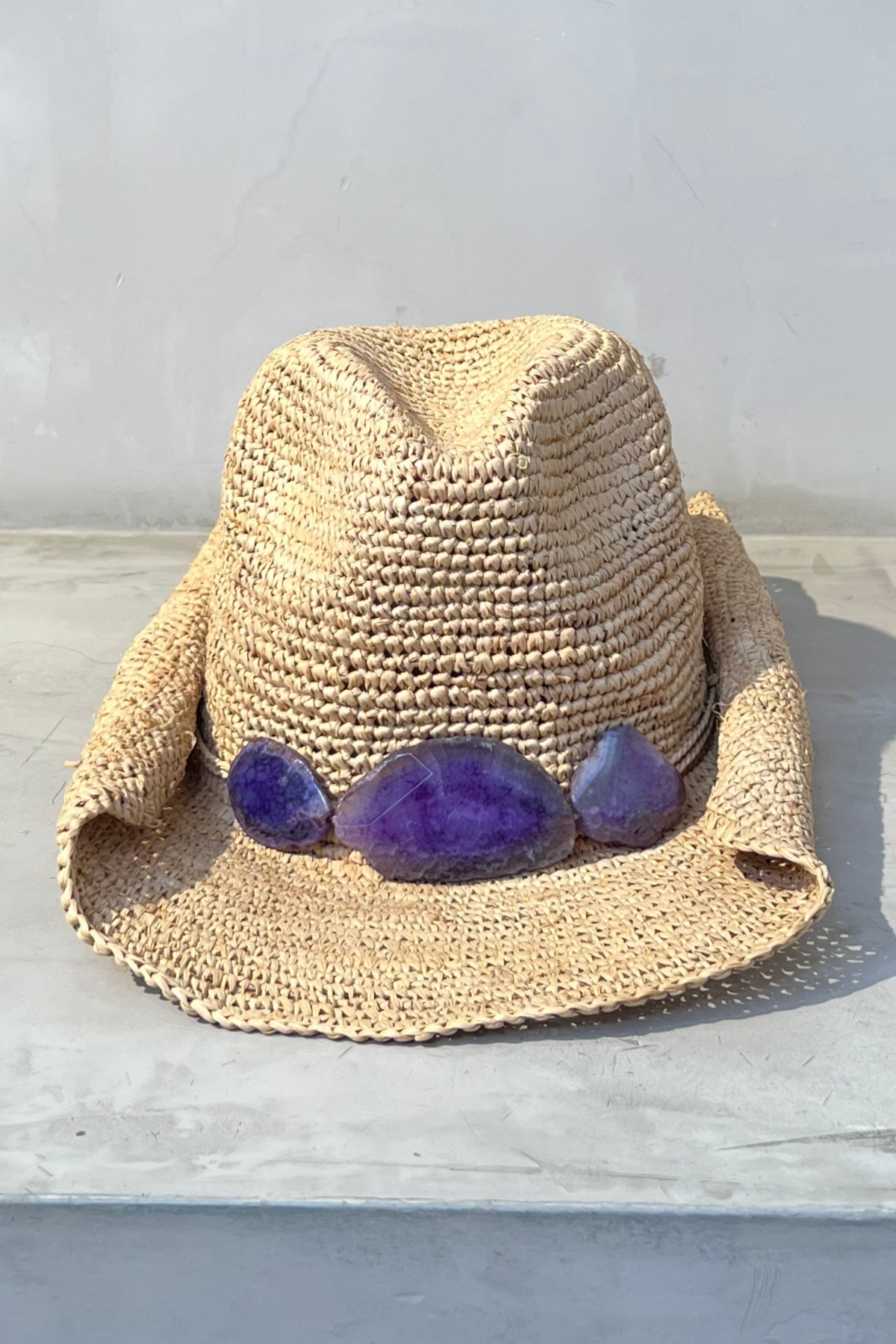 Sombrero cowboy Florabella Billie Purple en rafia morada vibrante, con cinta trenzada, perfecto para destacar con un estilo llamativo de verano