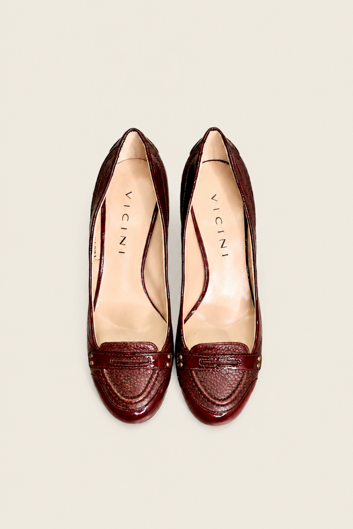 Vista superior de los tacones burdeos Vicini con plantilla acolchada, diseño cómodo y elegante para largas jornadas