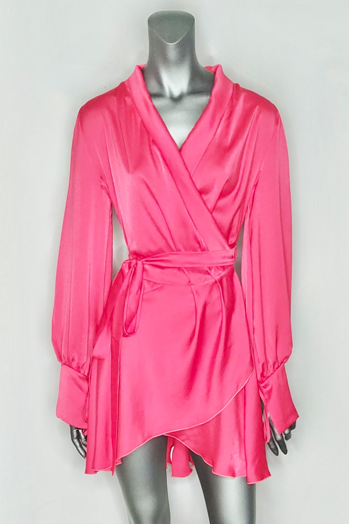 Primer plano frontal del vestido Margherita Mazzei Silk Wrap en versión fucsia sobre maniquí destacando escote cruzado en seda