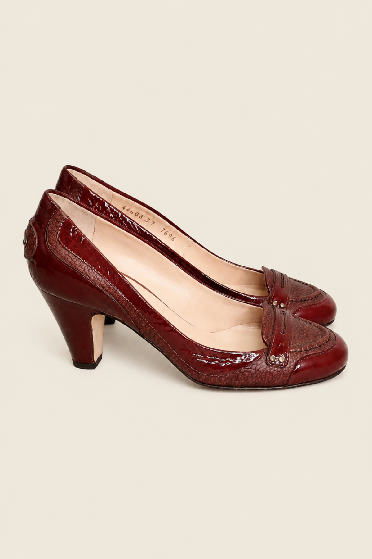 Vista lateral de los tacones Vicini burdeos con punta afilada y tacón fino, ideales para un look elegante y femenino