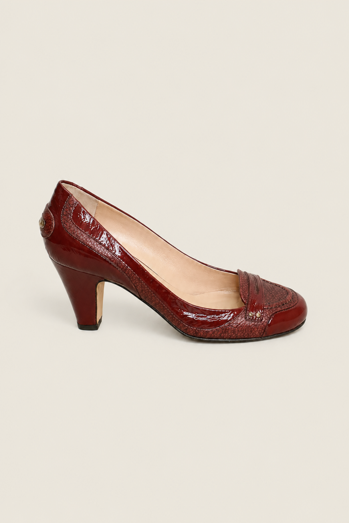 Detalle del tacón alto y textura en piel burdeos de los zapatos Vicini para mujer, estilo clásico y moderno a la vez