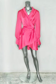 Vestido corto silk wrap fucsia de Margherita Mazzei sobre maniquí en fondo blanco mostrando corte envolvente y drapeado