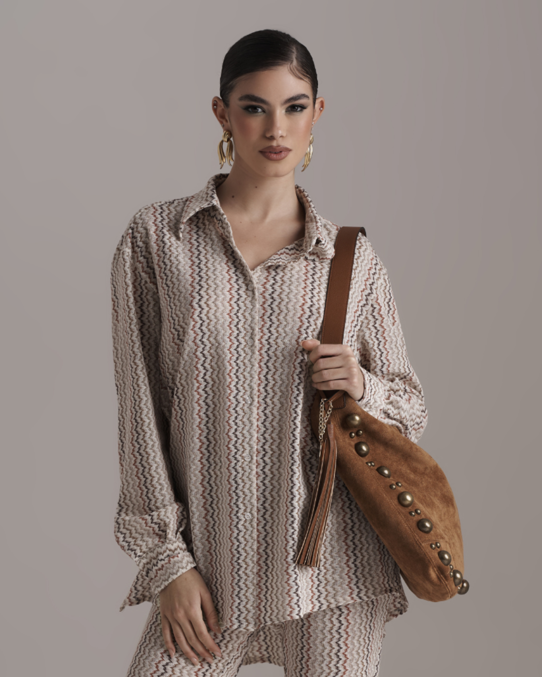 Modelo con camisa spices de punto Pho Firenze combinada con pantalón a juego para look elegante casual urbano