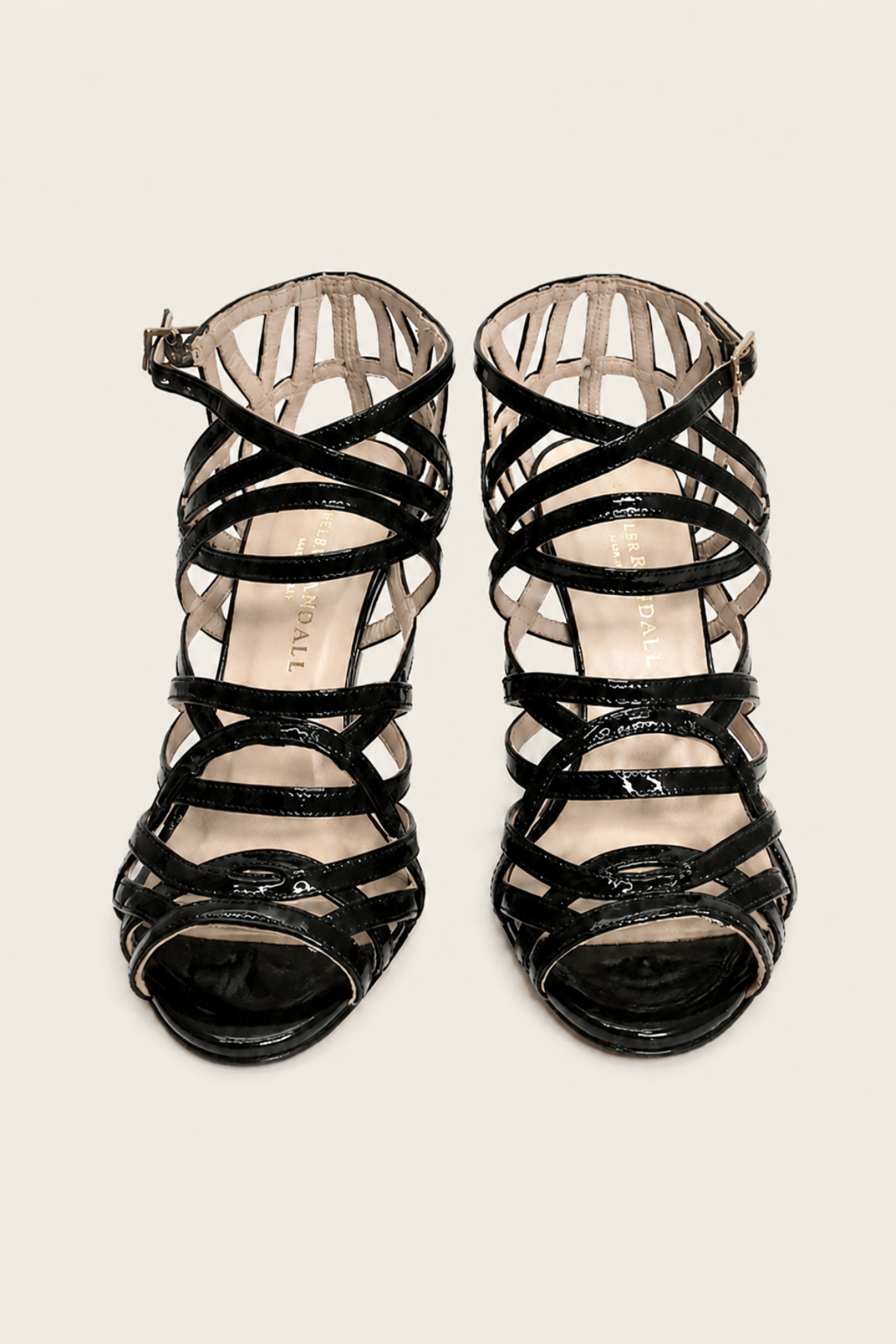 Sandalias Adeline de Loeffler Randall fotografiadas sobre fondo blanco, estilo sofisticado con tiras cruzadas