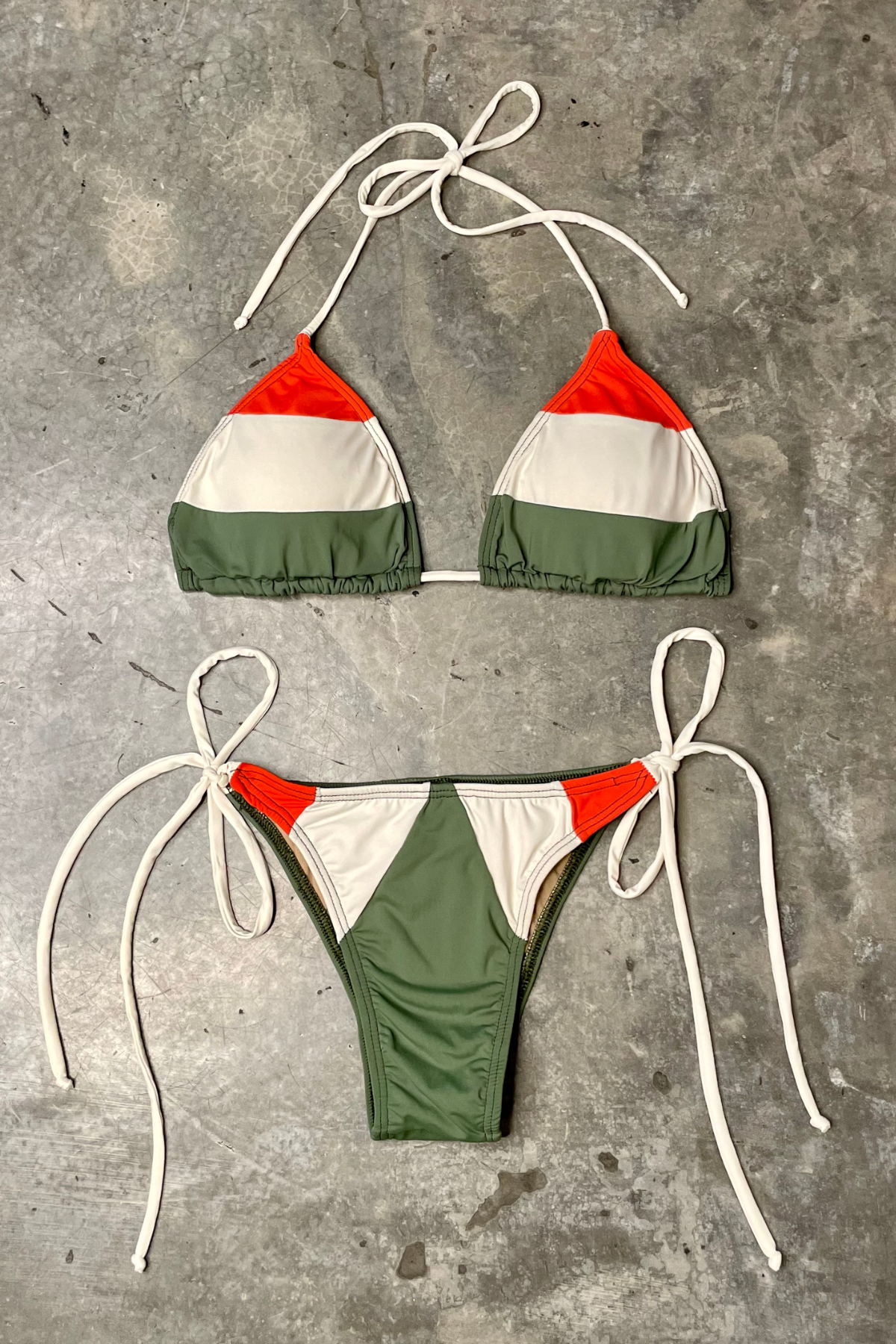 Bikini HyBrasil Green, tejido liso de poliamida y elastano con acabado brillante que realza la figura femenina