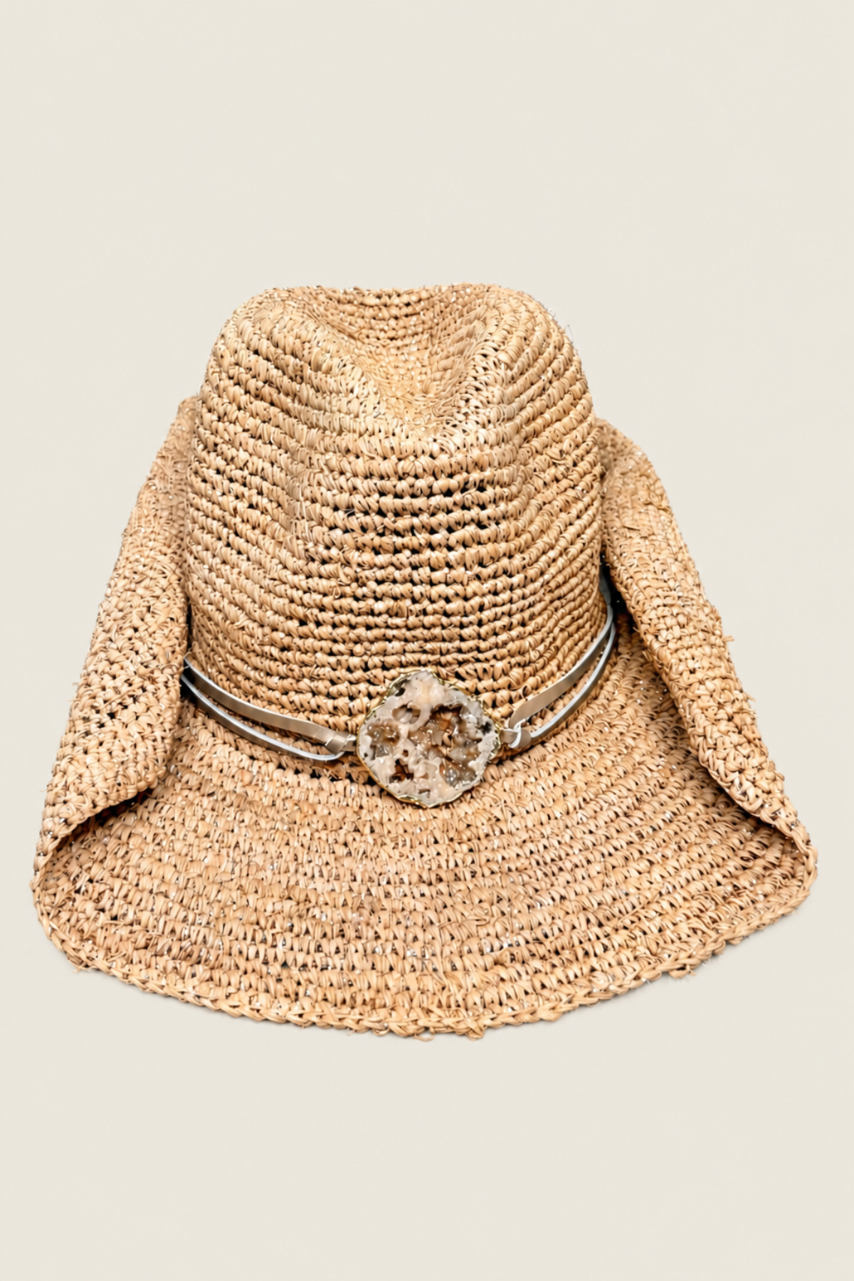 Sombrero western plateado con ala ancha y acabado artesanal ideal para playa y festivales estivales