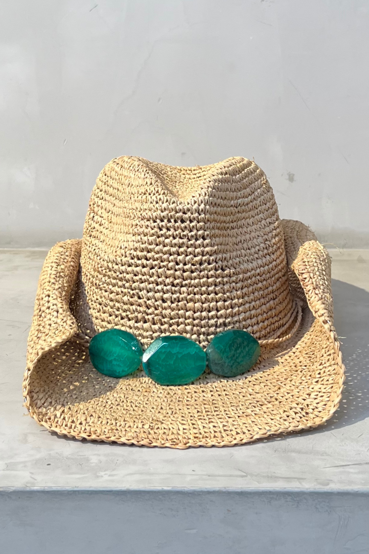 Sombrero cowboy Florabella Billie Aloe en rafia verde agua, con ala ancha y cinta decorativa, ideal para un estilo fresco y veraniego