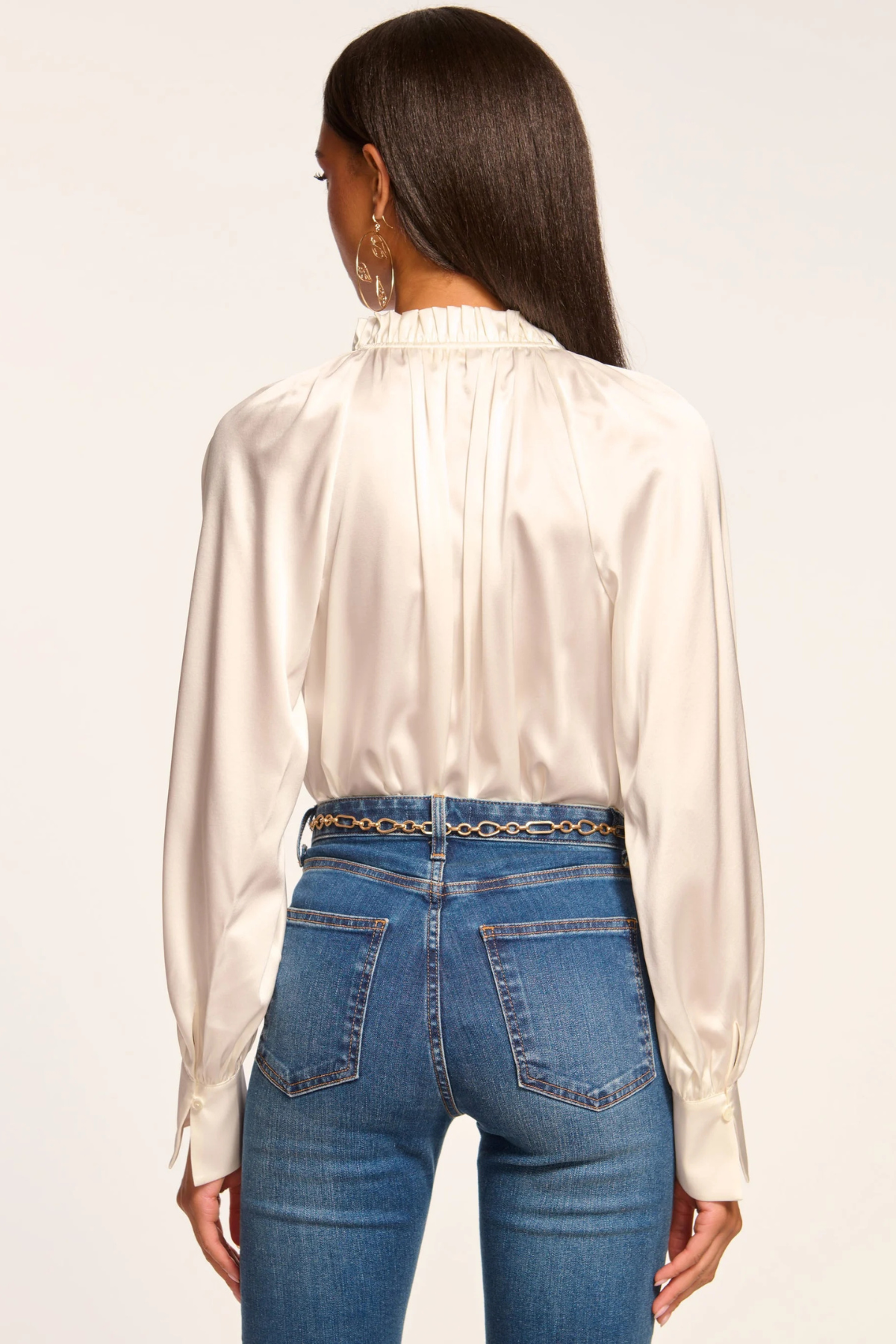 Vista trasera de la blusa Gayle con corte semi-ajustado y abertura discreta, perfecta para combinar con pantalones de vestir o faldas lápiz