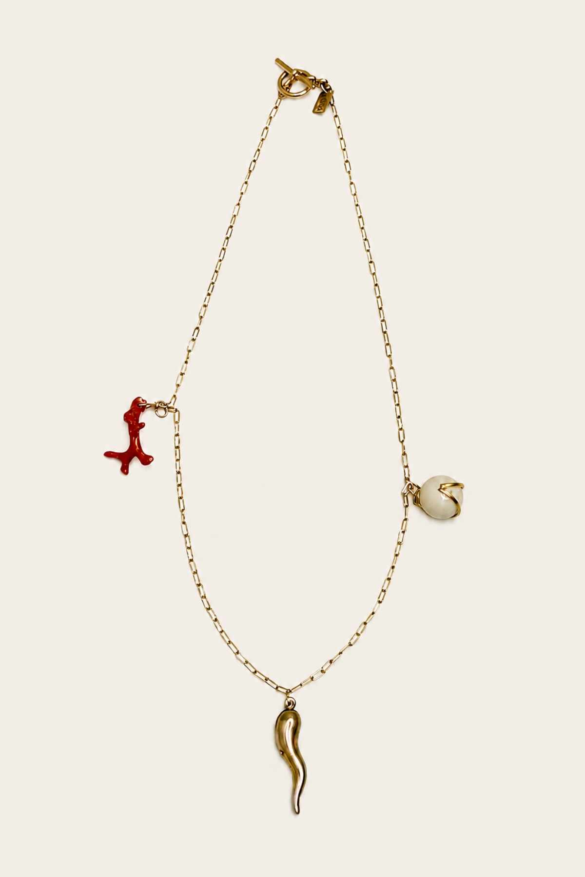 Collar charm con colgante delicado en diseño minimalista sobre fondo blanco ideal para complementar cualquier look elegante y casual