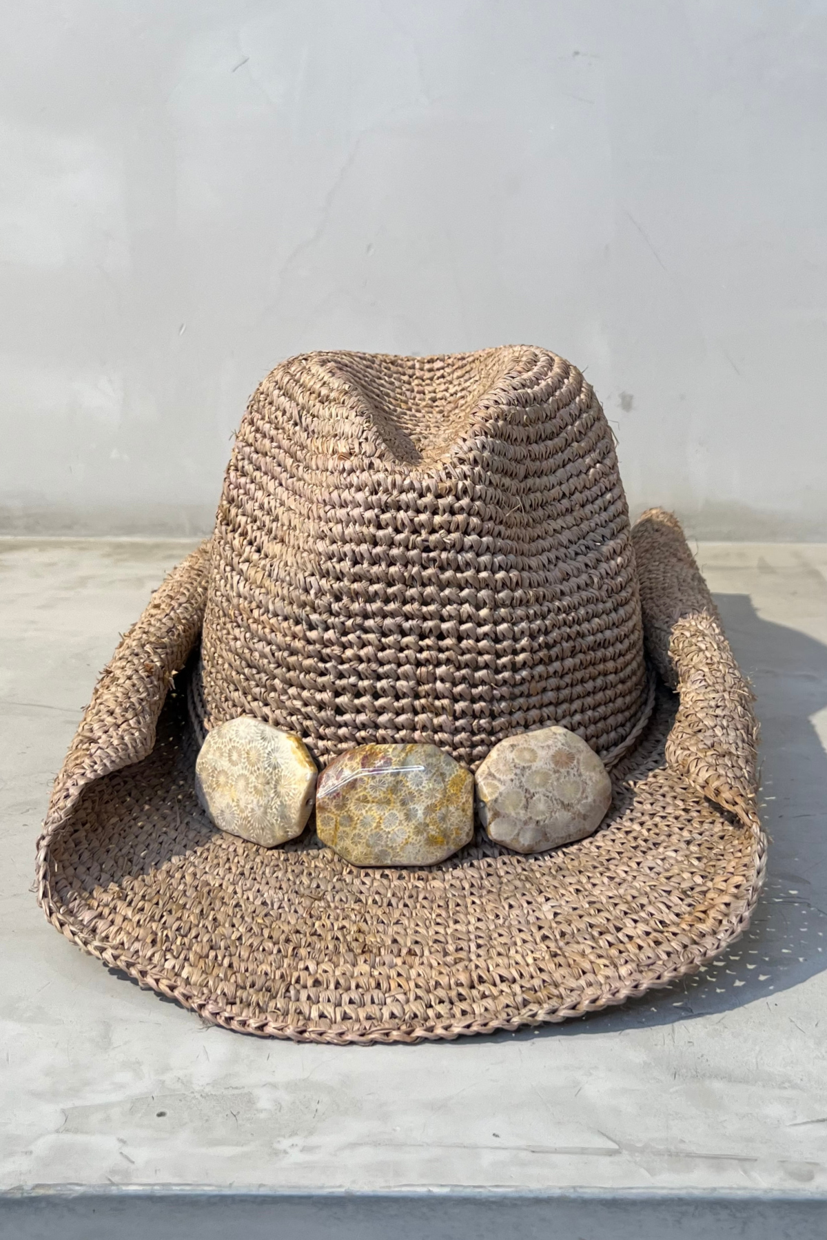 Sombrero cowboy Florabella Billie Burl en tono marrón cálido, con cinta trenzada artesanal, perfecto para un look bohemio y relajado