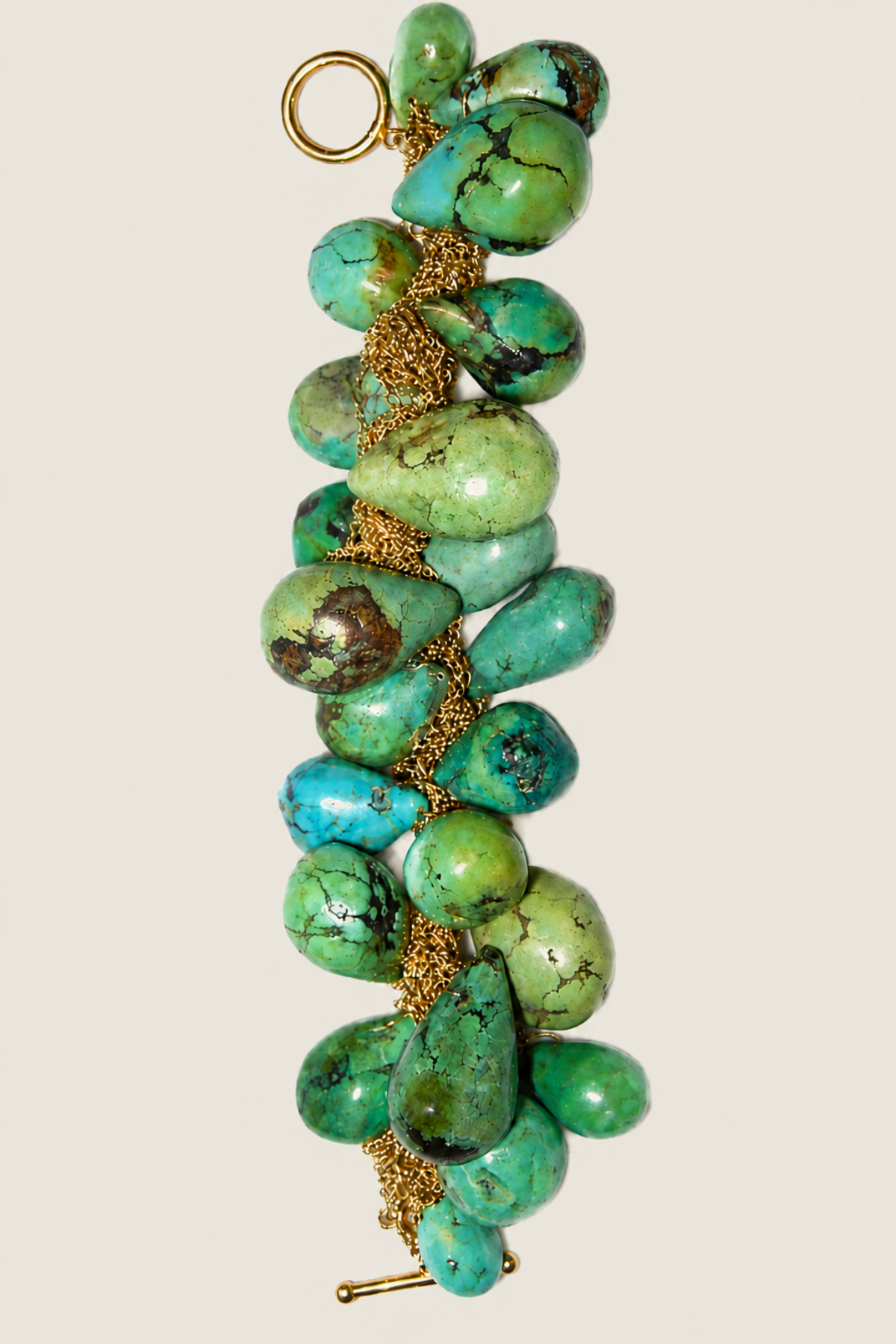 Detalle de pulsera Gabriela De La Vega con acabado brillante y diseño exclusivo para complementar estilismos sofisticados y actuales