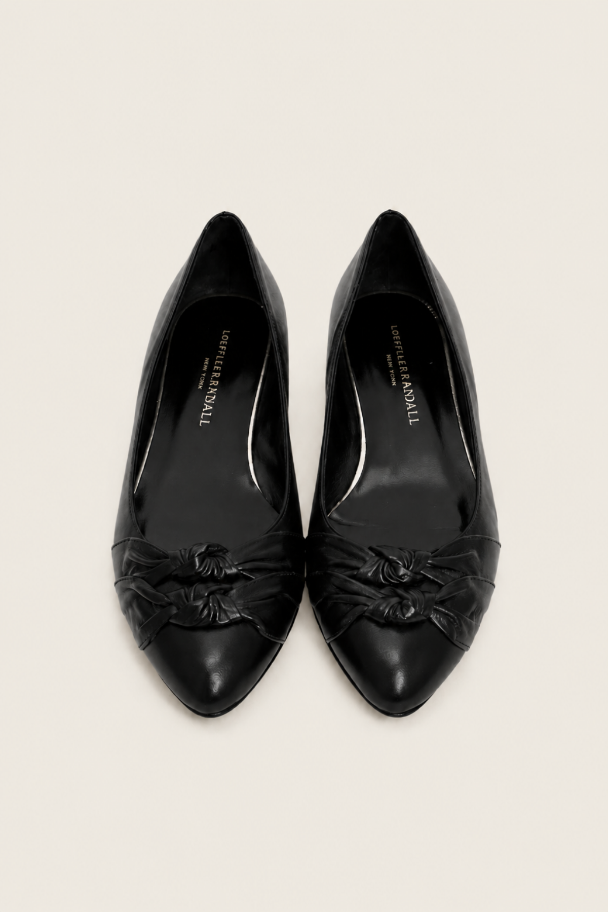 Zapatos Millie planos presentados sobre fondo blanco, mostrando su diseño minimalista y versatilidad para cualquier outfit